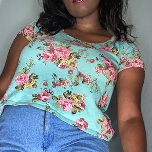 Floral crop top🌹